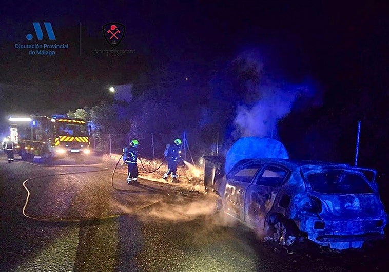 Susto en Vélez-Málaga: arden un coche y dos contenedores en la pedanía de Cabrillas